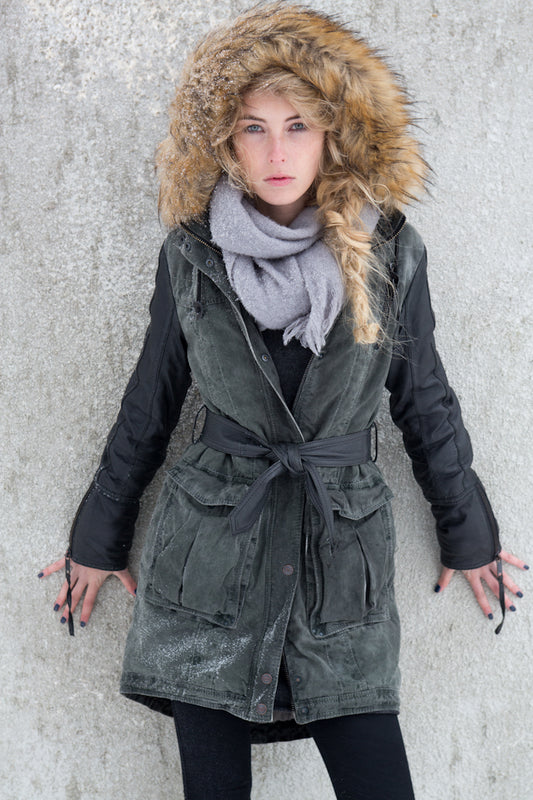 Proud Parka Mantel Chao oliv mit schwarzen Ärmeln mit Kaputze ,